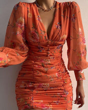 Stijlvolle bedrukte jurk - ideaal voor een trendy zomerlook. Met diepe V-hals, lange pofmouwen en taillebenadrukkende pasvorm biedt deze jurk een luchtig en comfortabel ontwerp voor warme dagen. Perfecte toevoeging aan je zomergarderobe.