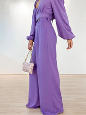 Paarse tweedelige set, bestaande uit een top met lange mouwen en een stijlvolle V-hals, samen met een broek met comfortabele rechte pijpen en een mid-rise taille. Perfect voor diverse gelegenheden. Stel moeiteloos en modieus je outfit samen met deze prachtige set.