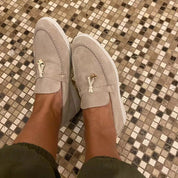 Deze vrouwenloafer is voorzien van een elegant slotdetail voor een vleugje verfijning. Gemaakt van hoogwaardige materialen, biedt deze loafer stijl en comfort, met een tijdloos ontwerp geschikt voor diverse gelegenheden.