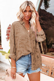 Stijlvolle blouse met trendy bruin patroon, lange mouwen, klassieke kraag, borstzak en knoopsluiting voor een veelzijdige en modieuze look. Perfect te combineren met zowel een jeans als een short.