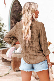 Stijlvolle blouse met trendy bruin patroon, lange mouwen, klassieke kraag, borstzak en knoopsluiting voor een veelzijdige en modieuze look. Perfect te combineren met zowel een jeans als een short.