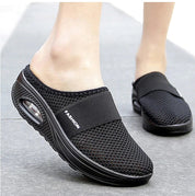 Instappers voor ultiem comfort, speciaal ontworpen voor dagelijks gebruik. Deze instappers bieden een modern design voor optimale voetstabiliteit, ondersteuning en ademend vermogen, samen met een dempend luchtkussen onder de hiel voor extra comfort tijdens het lopen.