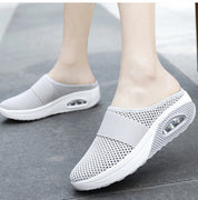 Instappers voor ultiem comfort, speciaal ontworpen voor dagelijks gebruik. Deze instappers bieden een modern design voor optimale voetstabiliteit, ondersteuning en ademend vermogen, samen met een dempend luchtkussen onder de hiel voor extra comfort tijdens het lopen.