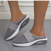 Instappers voor ultiem comfort, speciaal ontworpen voor dagelijks gebruik. Deze instappers bieden een modern design voor optimale voetstabiliteit, ondersteuning en ademend vermogen, samen met een dempend luchtkussen onder de hiel voor extra comfort tijdens het lopen.