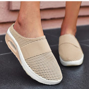 Instappers voor ultiem comfort, speciaal ontworpen voor dagelijks gebruik. Deze instappers bieden een modern design voor optimale voetstabiliteit, ondersteuning en ademend vermogen, samen met een dempend luchtkussen onder de hiel voor extra comfort tijdens het lopen.