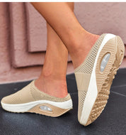 Instappers voor ultiem comfort, speciaal ontworpen voor dagelijks gebruik. Deze instappers bieden een modern design voor optimale voetstabiliteit, ondersteuning en ademend vermogen, samen met een dempend luchtkussen onder de hiel voor extra comfort tijdens het lopen.