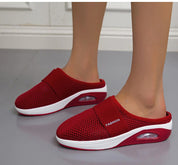 Instappers voor ultiem comfort, speciaal ontworpen voor dagelijks gebruik. Deze instappers bieden een modern design voor optimale voetstabiliteit, ondersteuning en ademend vermogen, samen met een dempend luchtkussen onder de hiel voor extra comfort tijdens het lopen.