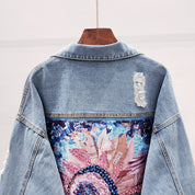 Grote spijkerjas met een stoer en trendy oversized ontwerp, lange mouwen, opstaande kraag, steekzakken en een coole print op de achterkant. Perfect voor een moeiteloos coole outfit.