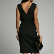 Een elegante keuze voor een stijlvolle look. Deze bodycon-jurk heeft een flatterende V-hals, mouwloos ontwerp en trendy splitdetail. Perfect voor zowel casual als speciale gelegenheden. Verkrijgbaar in diverse kleuren en maten.