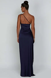 Geplooide satijnen splitjurk gemaakt van zijdezacht satijn, met een trendy één-schouder ontwerp, flatterende plooien en een verleidelijke split voor een glamoureuze uitstraling bij speciale gelegenheden.