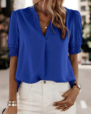 Stijl en comfort komen samen met deze kortemouwentop met een elegante V-hals, perfect voor diverse gelegenheden. De top is een tijdloze aanvulling op elke outfit, of je nu voor een formele of casual look gaat. Klassieke V-hals voor een stijlvolle uitstraling, comfortabele korte mouwen bieden bewegingsvrijheid, en hoogwaardige stof staat garant voor duurzaamheid en draagcomfort. Maattabel beschikbaar voor borst, mouw en lengte.