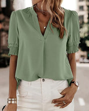 Stijl en comfort komen samen met deze kortemouwentop met een elegante V-hals, perfect voor diverse gelegenheden. De top is een tijdloze aanvulling op elke outfit, of je nu voor een formele of casual look gaat. Klassieke V-hals voor een stijlvolle uitstraling, comfortabele korte mouwen bieden bewegingsvrijheid, en hoogwaardige stof staat garant voor duurzaamheid en draagcomfort. Maattabel beschikbaar voor borst, mouw en lengte.