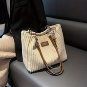 Stijlvolle en praktische schoudertas, ontworpen met oog voor detail en gemaakt van luxe zwart leer. Biedt voldoende ruimte voor al je benodigdheden en is een perfecte aanvulling op elke outfit.