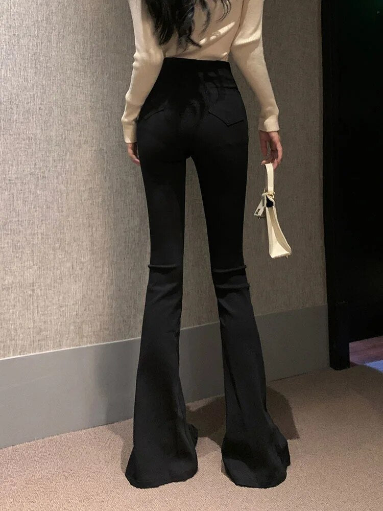 Eva | Uitlopende hoge tailleur. in de kleur Zwart voor dames in stijl ideaal voor de herfst.