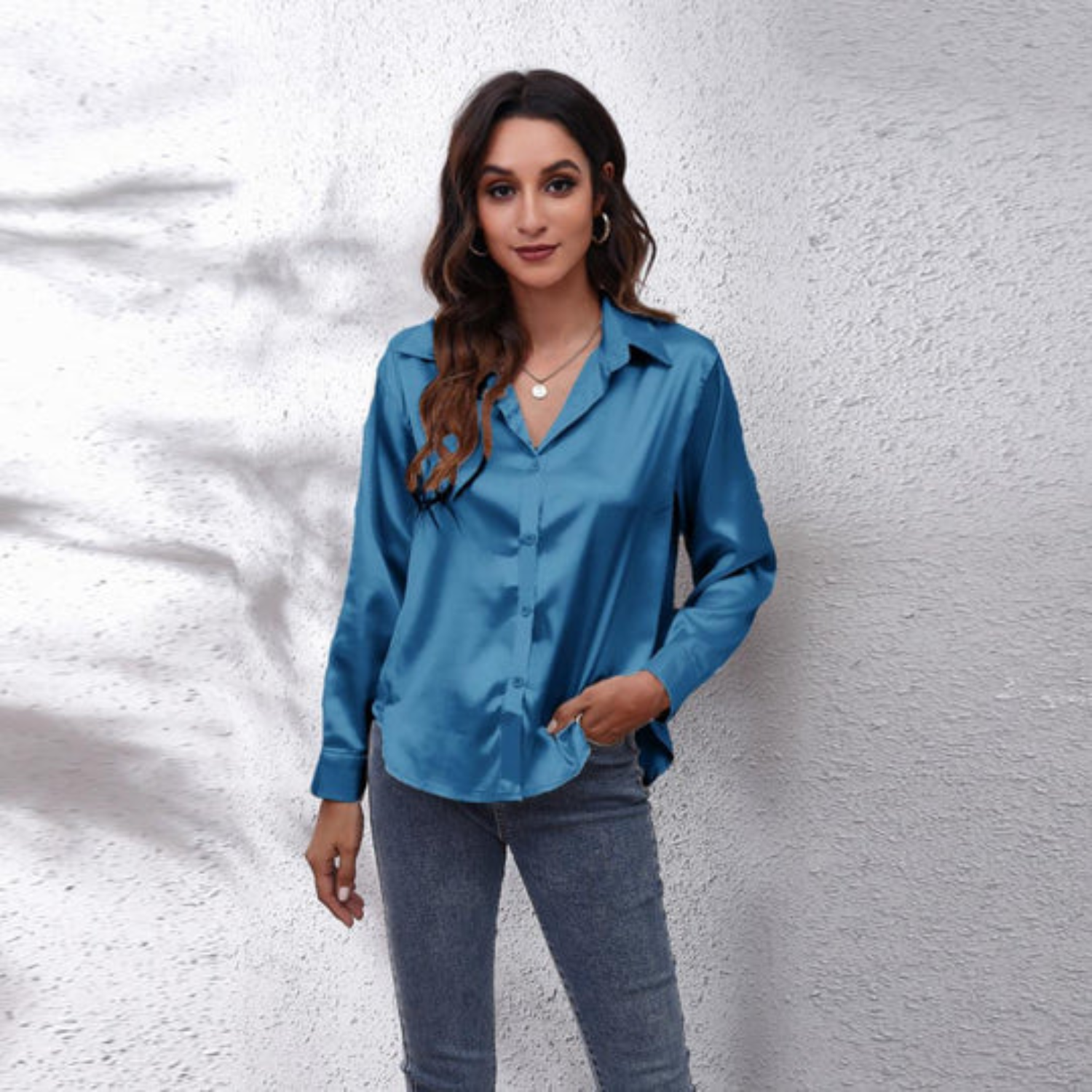Eva | Zomerse satijnen damesblouse in de kleur Blauw voor dames in stijl ideaal voor de zomer.