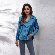 Eva | Zomerse satijnen damesblouse in de kleur Blauw voor dames in stijl ideaal voor de zomer.