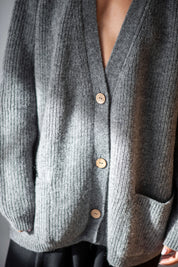 Evala | Luxueus merinoswollen vest in de kleur Grijs voor dames in Heritage stijl ideaal voor de herfst.