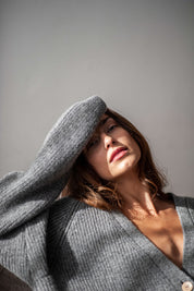 Evala | Luxueus merinoswollen vest in de kleur Grijs voor dames in Heritage stijl ideaal voor de herfst.