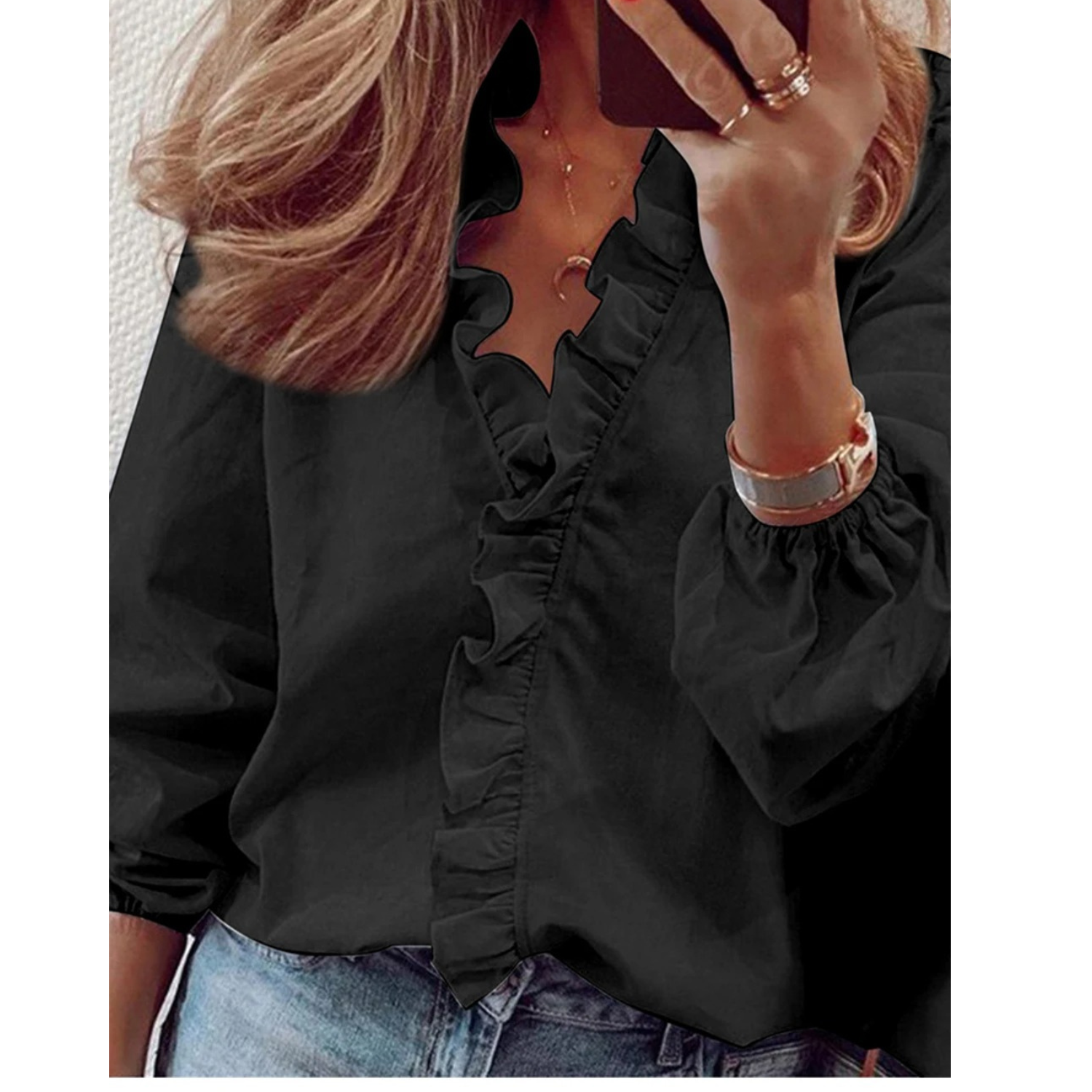 Femke | Chiffon blouse met pluches in de kleur Zwart voor dames in stijl ideaal voor de herfst.