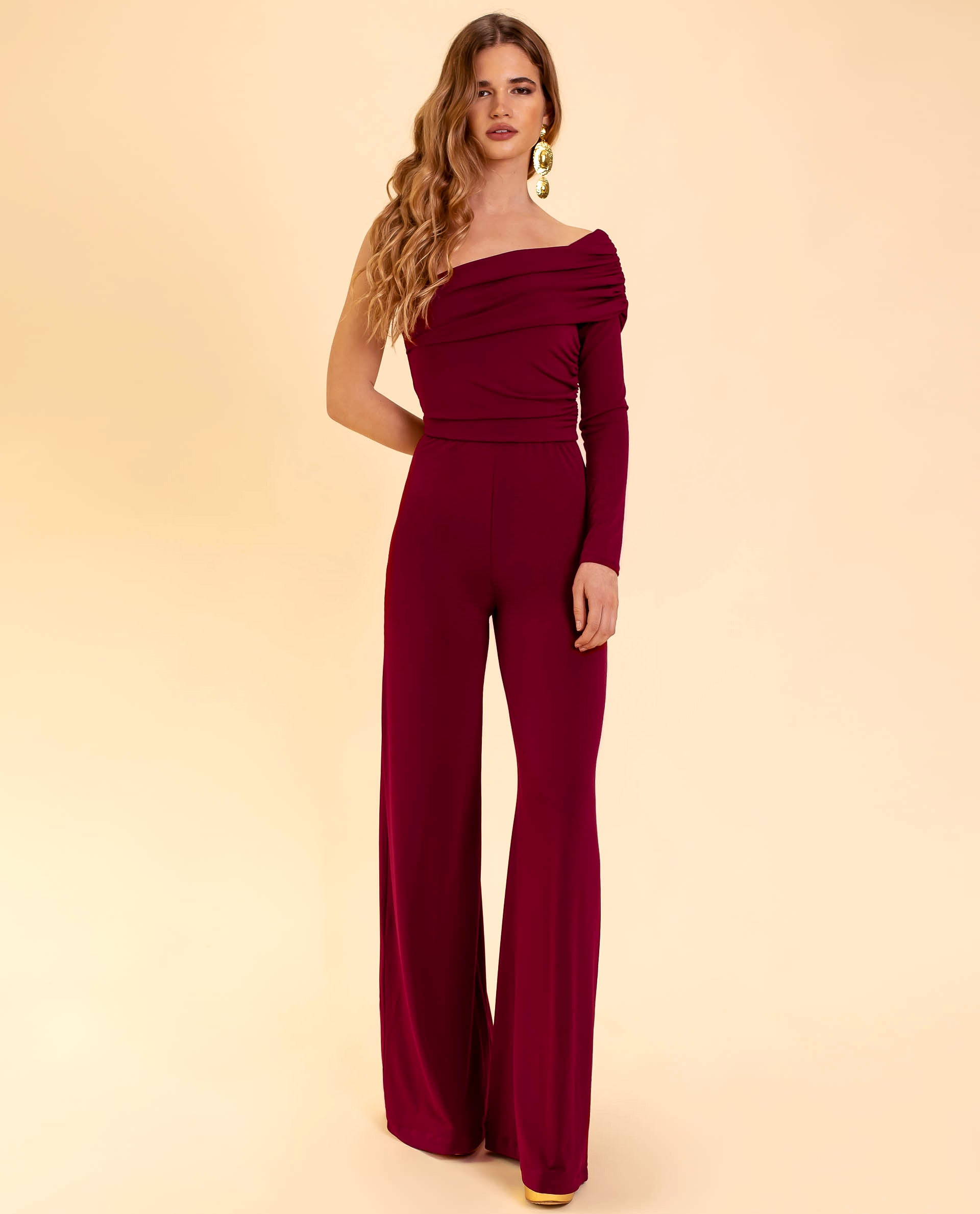 Femke | Stijlvolle Bordeauxrode Jumpsuit met Eén Schouder