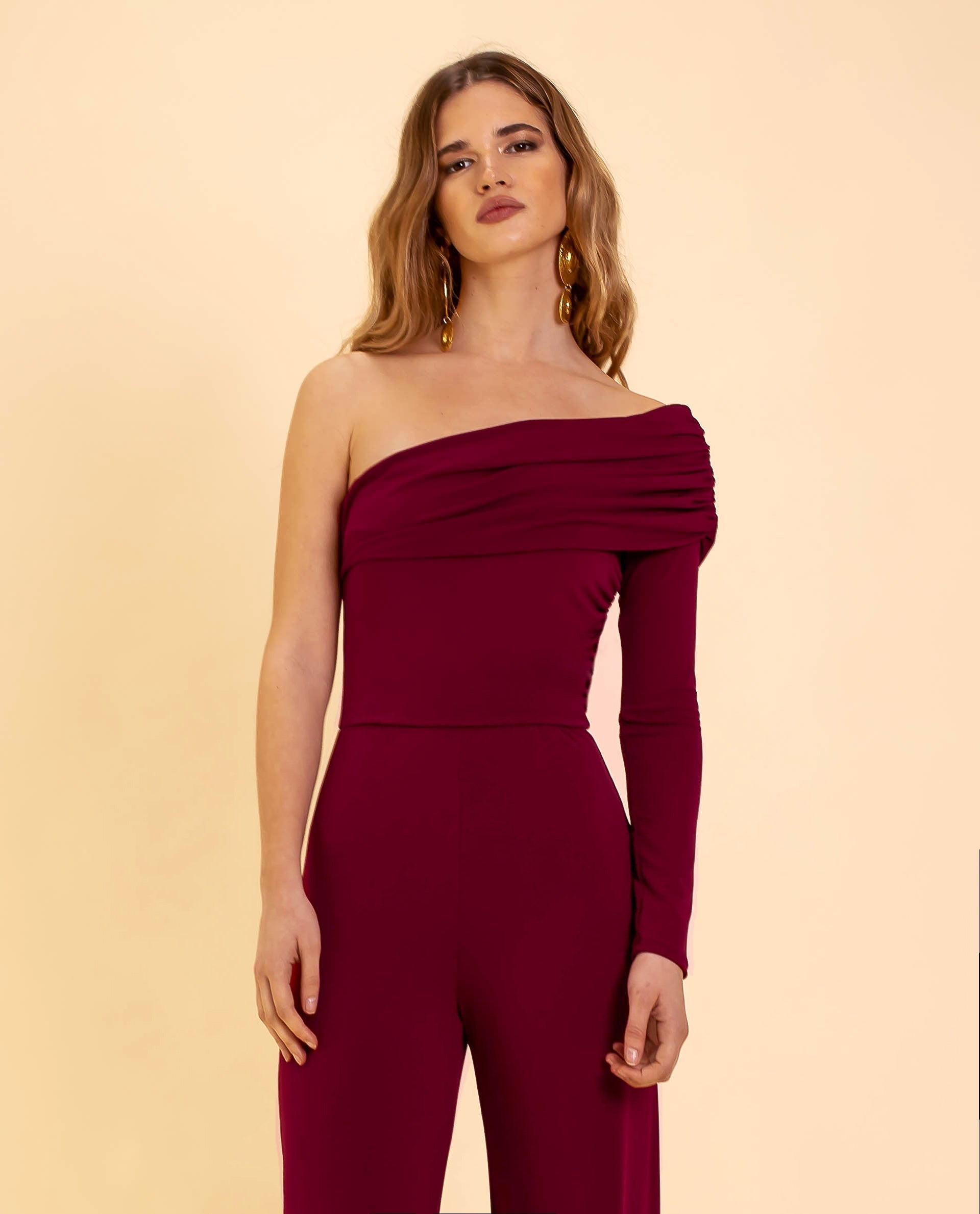 Femke | Stijlvolle Bordeauxrode Jumpsuit met Eén Schouder