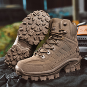 Stap vol vertrouwen de koude dagen tegemoet met deze stoere militaire winterlaarzen voor dames, genaamd Femke. Gemaakt van pluche en katoen voor ultieme warmte en comfort, met een stevige constructie, luxe voering, uitstekende grip en ondersteuning - ideaal voor stedentrips en stevige wandelingen tijdens de wintermaanden.