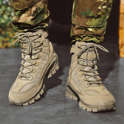 Stap vol vertrouwen de koude dagen tegemoet met deze stoere militaire winterlaarzen voor dames, genaamd Femke. Gemaakt van pluche en katoen voor ultieme warmte en comfort, met een stevige constructie, luxe voering, uitstekende grip en ondersteuning - ideaal voor stedentrips en stevige wandelingen tijdens de wintermaanden.
