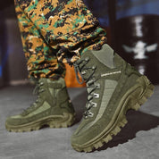 Stap vol vertrouwen de koude dagen tegemoet met deze stoere militaire winterlaarzen voor dames, genaamd Femke. Gemaakt van pluche en katoen voor ultieme warmte en comfort, met een stevige constructie, luxe voering, uitstekende grip en ondersteuning - ideaal voor stedentrips en stevige wandelingen tijdens de wintermaanden.
