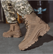 Stap vol vertrouwen de koude dagen tegemoet met deze stoere militaire winterlaarzen voor dames, genaamd Femke. Gemaakt van pluche en katoen voor ultieme warmte en comfort, met een stevige constructie, luxe voering, uitstekende grip en ondersteuning - ideaal voor stedentrips en stevige wandelingen tijdens de wintermaanden.
