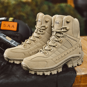 Stap vol vertrouwen de koude dagen tegemoet met deze stoere militaire winterlaarzen voor dames, genaamd Femke. Gemaakt van pluche en katoen voor ultieme warmte en comfort, met een stevige constructie, luxe voering, uitstekende grip en ondersteuning - ideaal voor stedentrips en stevige wandelingen tijdens de wintermaanden.