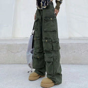 Fenna | Stijlvolle Multi-Pocket Cargo Broek in de kleur Groen voor dames in Outdoor stijl geschikt voor alle seizoenen.