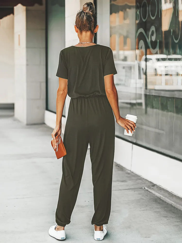 Stijlvolle zwarte jumpsuit met korte mouwen, v-hals en elastische taille voor een trendy uitstraling en comfortabele pasvorm. Gemaakt van polyester en spandex voor een soepele en mooie val over het lichaam. Een must-have voor diverse gelegenheden.