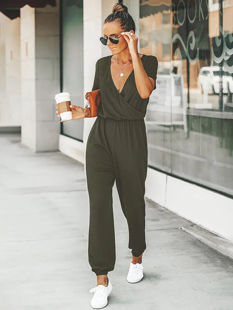Stijlvolle zwarte jumpsuit met korte mouwen, v-hals en elastische taille voor een trendy uitstraling en comfortabele pasvorm. Gemaakt van polyester en spandex voor een soepele en mooie val over het lichaam. Een must-have voor diverse gelegenheden.