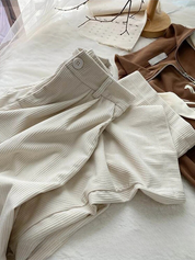 Fien | Retro hoge taille corduroy broek voor dames in de kleur Beige voor dames in stijl ideaal voor de herfst.