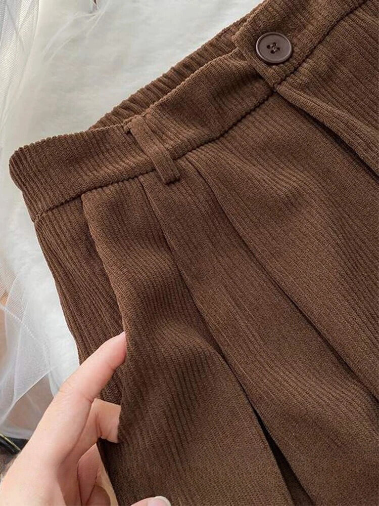 Fien | Retro hoge taille corduroy broek voor dames in de kleur Koffie voor dames in stijl ideaal voor de herfst.