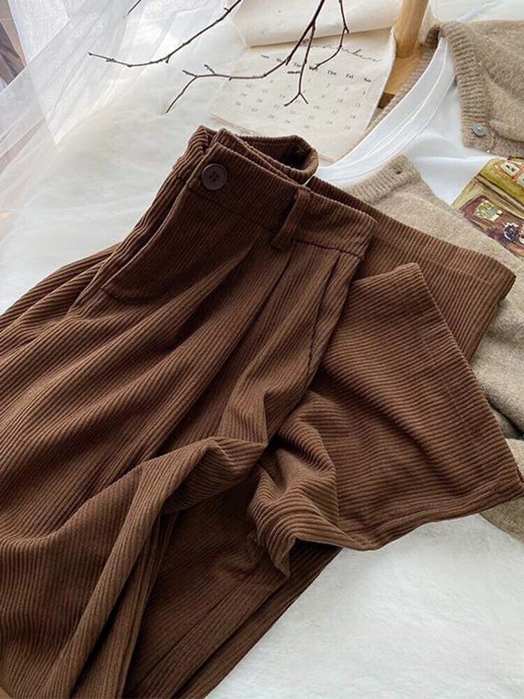 Fien | Retro hoge taille corduroy broek voor dames in de kleur Koffie voor dames in stijl ideaal voor de herfst.