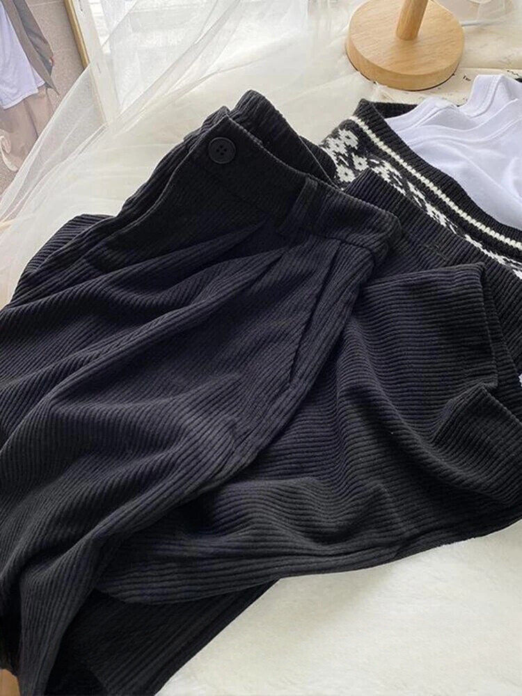 Fien | Retro hoge taille corduroy broek voor dames in de kleur Zwart voor dames in stijl ideaal voor de herfst.