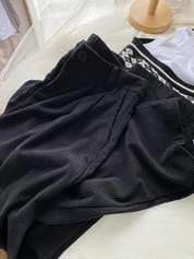 Fien | Retro hoge taille corduroy broek voor dames in de kleur Zwart voor dames in stijl ideaal voor de herfst.