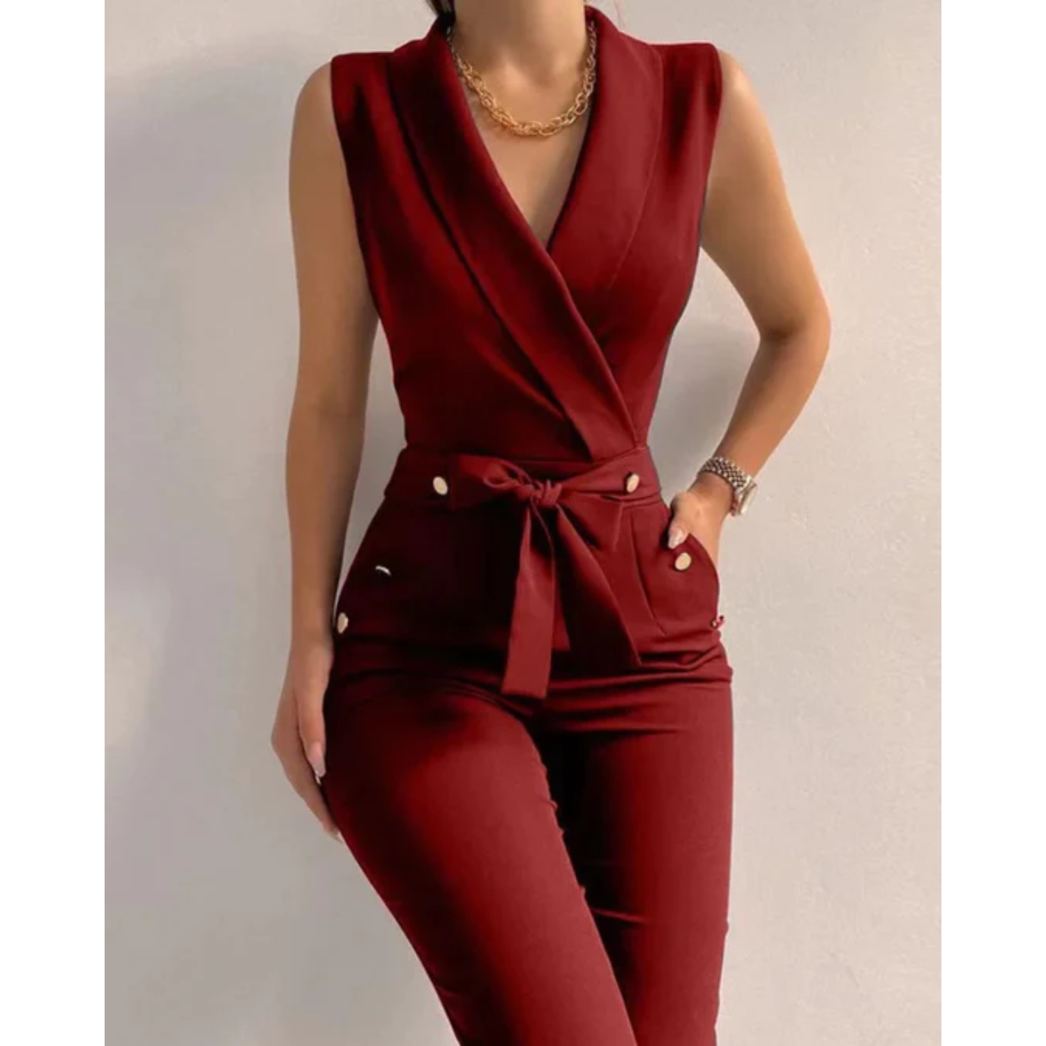 Fleur | Stijlvolle wikkel jumpsuit met knopen in de kleur Donkerrood voor dames in Party stijl ideaal voor de herfst.