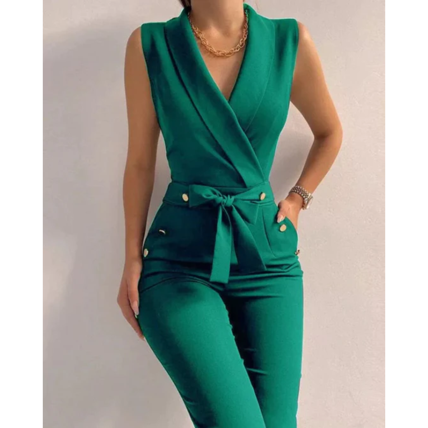 Fleur | Stijlvolle wikkel jumpsuit met knopen in de kleur Groen voor dames in Party stijl ideaal voor de herfst.