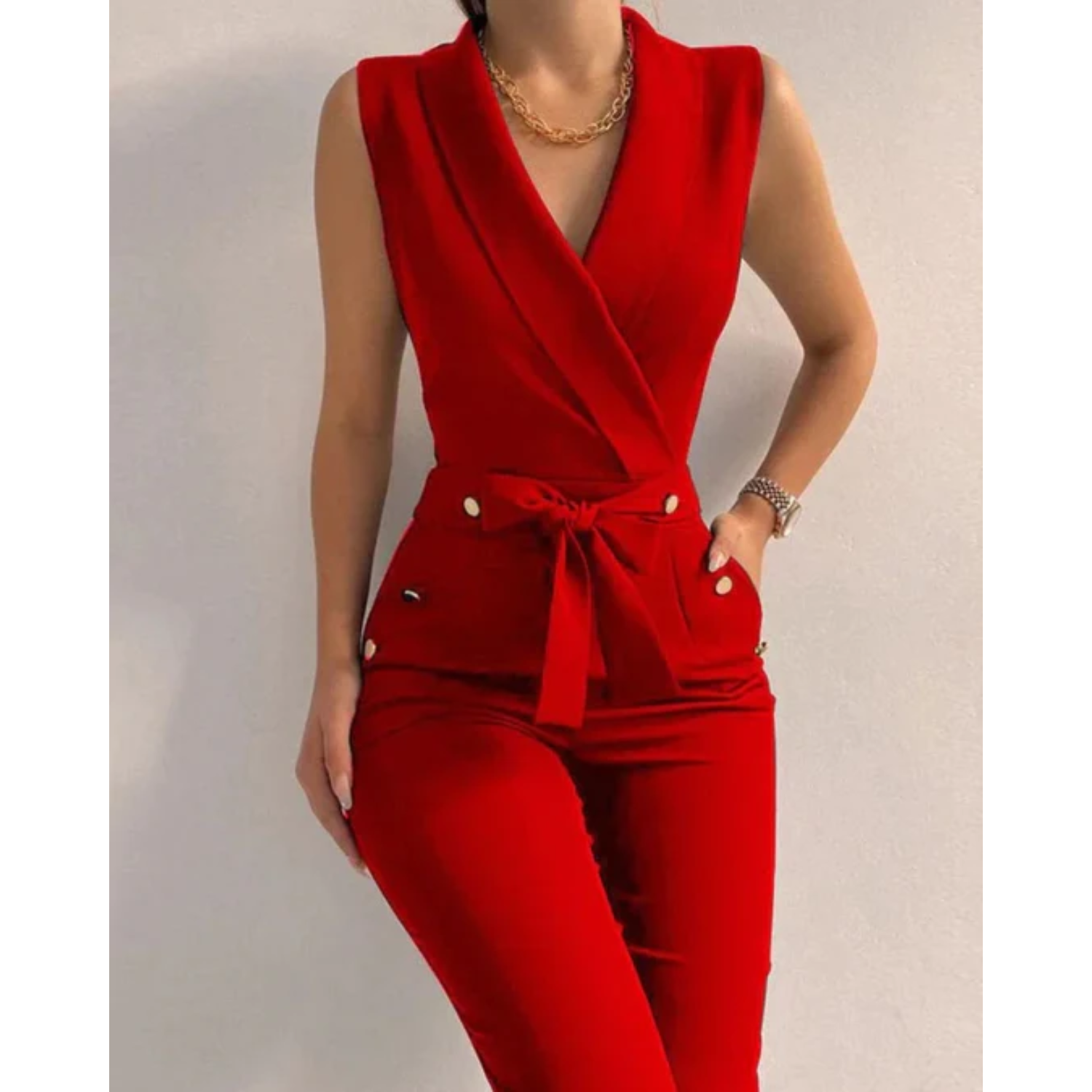 Fleur | Stijlvolle wikkel jumpsuit met knopen in de kleur Rood voor dames in Party stijl ideaal voor de herfst.