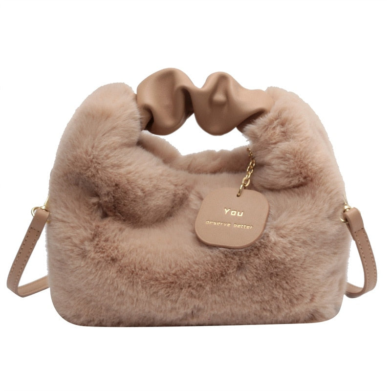 Fluffy Handbag | Deze tas wil je gewoon knuffelen in de kleur Beige voor dames in Lounge stijl geschikt voor alle seizoenen.
