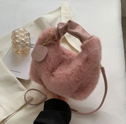 Fluffy Handbag | Deze tas wil je gewoon knuffelen in de kleur Wit voor dames in Lounge stijl geschikt voor alle seizoenen.
