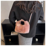 Fluffy Handbag | Deze tas wil je gewoon knuffelen in de kleur Wit voor dames in Lounge stijl geschikt voor alle seizoenen.