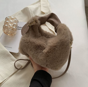Fluffy Handbag | Deze tas wil je gewoon knuffelen in de kleur Wit voor dames in Lounge stijl geschikt voor alle seizoenen.