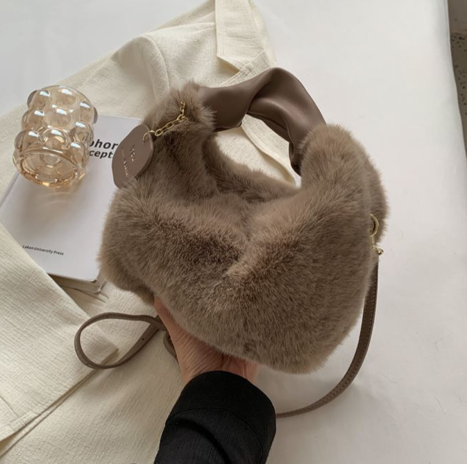 Fluffy Handbag | Deze tas wil je gewoon knuffelen in de kleur Wit voor dames in Lounge stijl geschikt voor alle seizoenen.