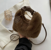 Fluffy Handbag | Deze tas wil je gewoon knuffelen in de kleur Wit voor dames in Lounge stijl geschikt voor alle seizoenen.