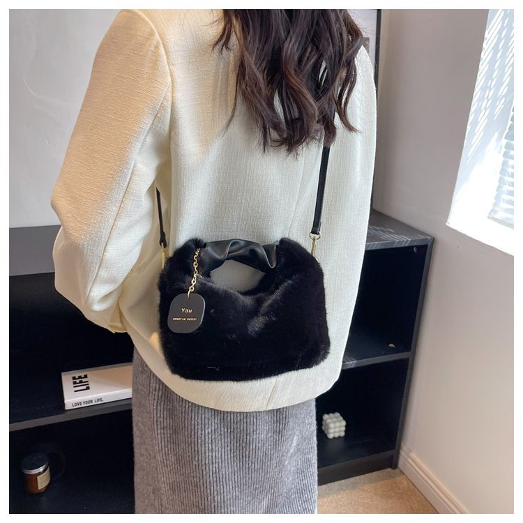 Fluffy Handbag | Deze tas wil je gewoon knuffelen in de kleur Wit voor dames in Lounge stijl geschikt voor alle seizoenen.