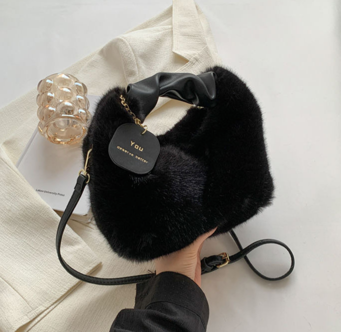 Fluffy Handbag | Deze tas wil je gewoon knuffelen in de kleur Wit voor dames in Lounge stijl geschikt voor alle seizoenen.