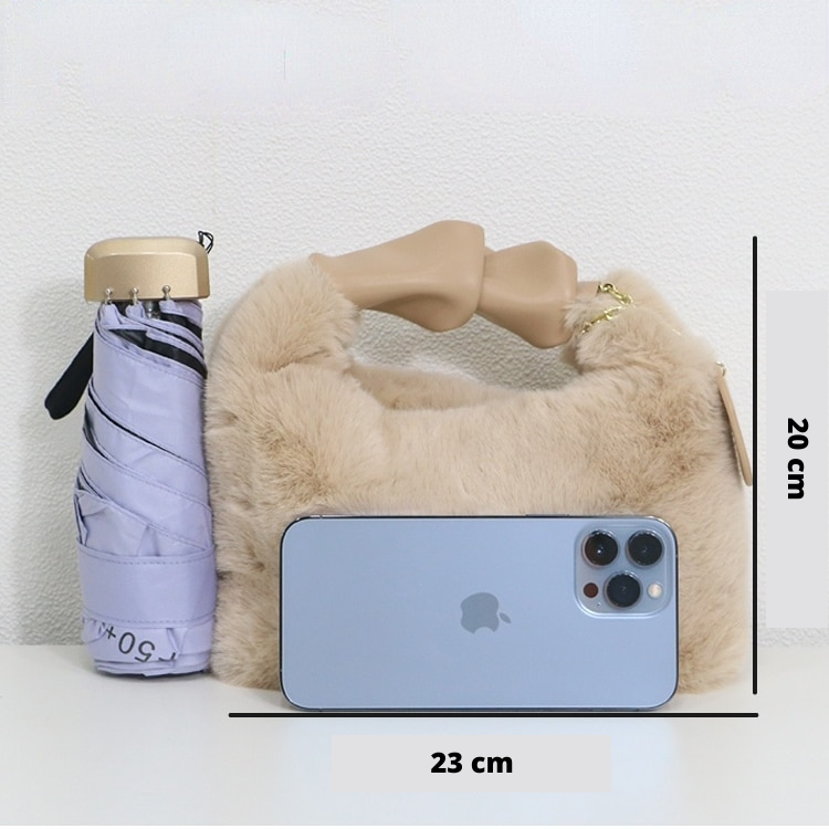 Fluffy Handbag | Deze tas wil je gewoon knuffelen in de kleur Wit voor dames in Lounge stijl geschikt voor alle seizoenen.